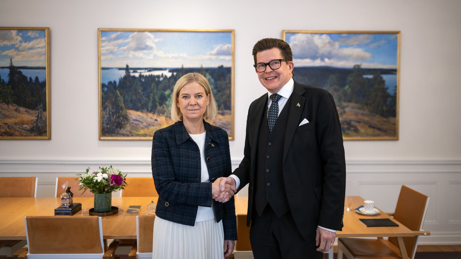Magdalena Andersson (S) och talman Andreas Norlén skakar hand i riksdagen den 18 september 2026