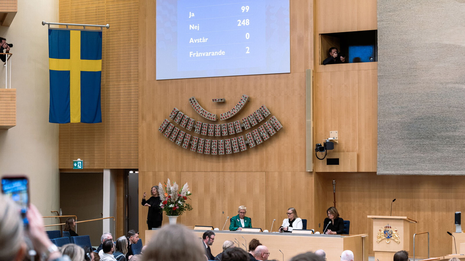 Storskärmen i riksdagens kammare visar resultatet av statsministeromröstningen om Magdalena Andersson: 99 ja, 248 nej, 0 avstår och 2 frånvarande