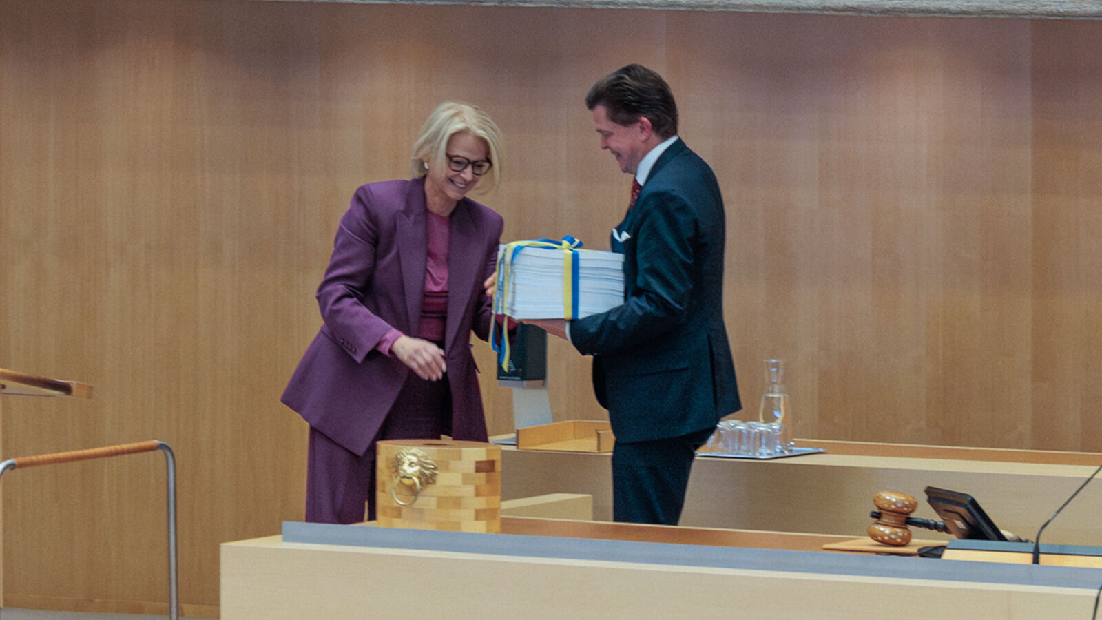 Finansminister Elisabeth Svantesson (M) lämnar över budgetpropositionen för 2026 till talman Andreas Norlén i riksdagens kammare den 22 september 2025