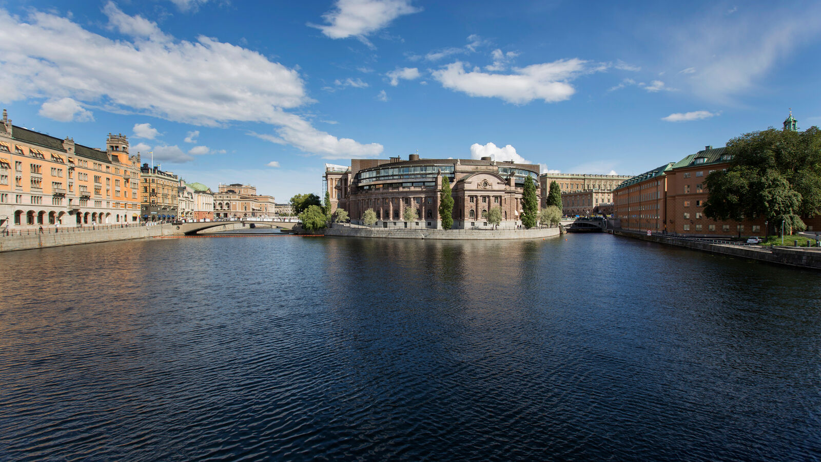 Riksdagshuset speglas i Strömmen i Stockholm, med Rosenbad till vänster